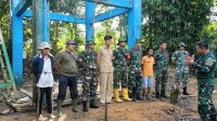 Bersama Warga Binaan, Babinsa Koramil 431-02/Mentok Gelar Karya Bakti di Desa Air Limau
