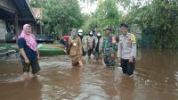 Danramil 1016-02/Bukit Batu Perintahkan Para Babinsa Pantau Banjir di Wilayah Binaan