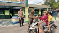 Babinsa Koramil Kahut Dan Bhabinkamtibmas Bagikan Takjil Gratis Kepada Masyarakat