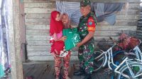 Babinsa Pelda Yulianto Salurkan Bantuan Sembako Untuk Anak Stunting