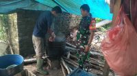 Jelang hari raya Babinsa Koramil 431-02/Mentok Komsos bersama penjual ayam potong