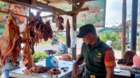 Babinsa Koramil 431-03/Kelapa melaksanakn Komsos dengan penjual daging sapi menjelang Lebaran Idul Fitri 244 H