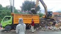Fast Respon, DLH Gresik Bersihkan Sampah Menumpuk di Selatan Pasar Menganti