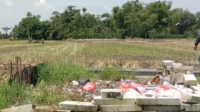 Sampah Perumahan Zam – Zam Pulorejo Tembelang Di Keluhkan Petani