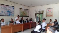 Babinsa Koramil Manuhing Hadiri Pengambilan Sumpah Janji dan Pelantikan Perangkat Desa Tumbang Jalemu