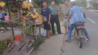 Kembali Babinsa Koramil 431-2/Mentok, melaksanakan Komsos di desa binaan