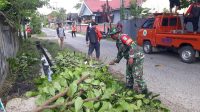 Ciptakan Lingkungan Bersih Babinsa Koramil Pahandut Bersama Unsur Terkait Laksanakan Kerja Bakti