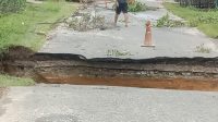 Jalan Aspal di Kurun Terbelah Karena Intensitas Hujan Deras dan Longsor
