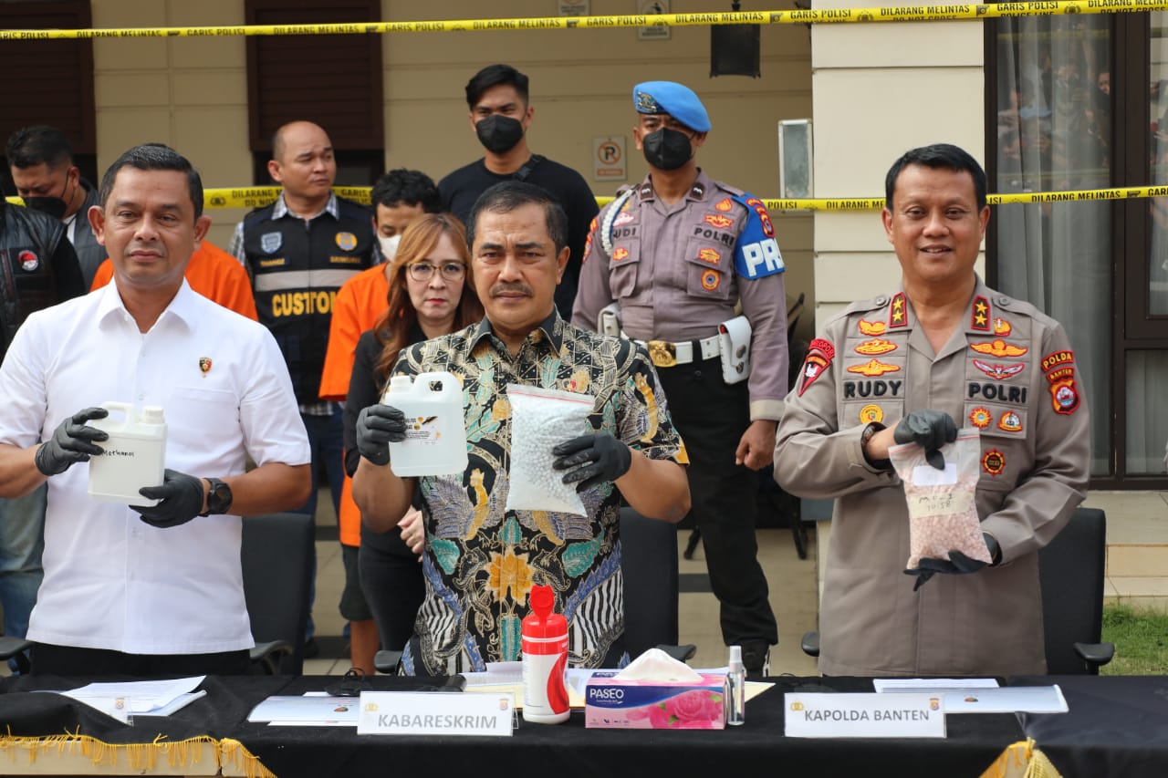 Tim Gabungan Polri Bersama Bea Cukai Ungkap Pabrik Ekstasi Jaringan Internasional