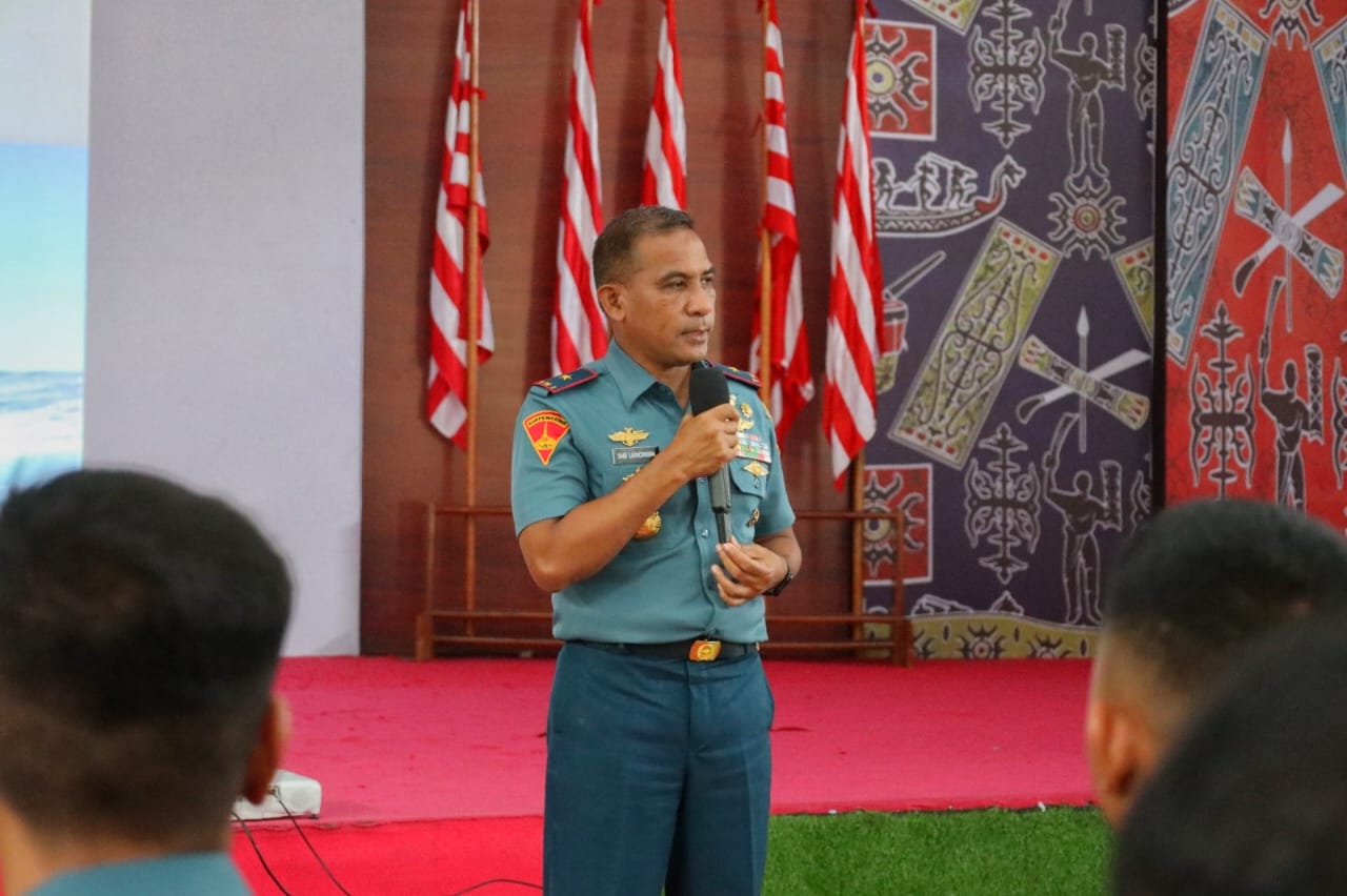 Tingkatkan Profesionalisme Prajurit, Danlantamal IX Berikan Pengarahan Kepada Perwira KRI dan KAL