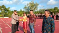 Kapolres Bagikan Hadiah Kepada Pemenang Lomba Satkamling. Apel Kasatkamling tahun 2023