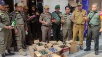 KERJA KERAS SATPOL PP MENCEGAH PEREDARAN MIRAS DI WILAYAH KABUPATEN GRESIK