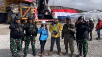 Satgas Yonif R 631/Atg Hadiri Kegiatan Pembentangan Bendera Terbesar Di Puncak Grasberg, Freeport Pecahkan Rekor Dunia