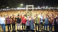 PJ Bupati Sugiat M.Sos,MPsi Di Dampingi Mundjidah Wahab Menyapa Ribuan Warga Jombang Di Alun- Alun Kabupaten Jombang