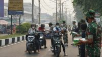 Kurangi Dampak Kabut Asap Karhutla, Kodim Palangka Raya Bagikan Masker