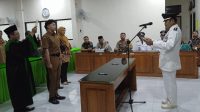 Secara Resmi Kepala Desa Pesantren Kecamatan Tembelang Melantik Kasi Pelayanan Terpilih