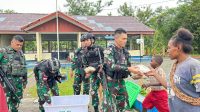 Sambut Bulan Desember Penuh Kasih, Satgas Yonif 631/Atg Bagikan Makan Gratis Kepada Masyarakat Papua