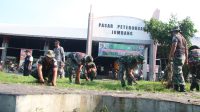 Antisipasi Bahaya Banjir Dan Penyakit Kodim 0814 Jombang Bersama Jajaran Koramil 0814/13 Peterongan Laksanakan Giat Karya Bakti Di Pasar Peterongan
