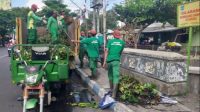 Peduli Lingkungan,DLH Tulungagung lakukan pembersihan Kali Ngrowo