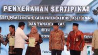Menteri ATR BPN Hadi Tjahjanto Bagikan Sertifikat Tanah Untuk Warga Desa Mangli