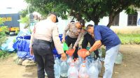Polres kota Blitar menyuplai air bersih warga yang kekeringan air bersih
