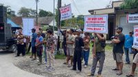 Warga Desa Margourip Meradang, Mereka Menolak Truk Muatan Pasir Lewat Jalan Desa