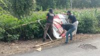 GIAT PENGAMANAN POLSEK MANTUP DALAM PENERTIBAN (APK) ALAT PERAGA KAMPANYE PEMILU TAHUN 2024 SECARA SERENTAK SE-KECAMATAN OLEH BAWASLU KEC. MANTUP