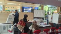 ANGGOTA POLSEK MANTUP MELAKSANAKAN PENGAMANAN RAPAT PLENO TERBUKA HARI KE 3 DI PPK KEC. MANTUP