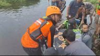 1 ORANG TERSERET ARUS DISUNGAI DEPAN BANDARA TJILIK RIWUT, BERHASIL DITEMUKAN TIM SAR GABUNGAN