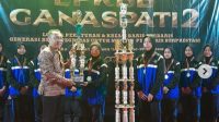 Kepala Dinas Pendidikan Tulungagung Menyerahkan Piala Lomba LPKBB Ganaspati 2