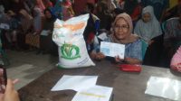 Pemdes Tambar bagikan Bantuan Pangan Nasional di Pendopo Balai Desa berjalan lancar