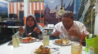 Kades Mancar ajak rekan wartawan buka puasa bersama di RM Saruan Minang, jombang