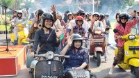 Momentum Hari Kartini, Emak Emak Pemkot Kediri Naik Vespa Berkebaya