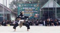 Di Tengah Terik Matahari, Para Pendekar Perguruan Pencak Silat Gubug Remaja Peragakan Jurus dan Buka Pesilat