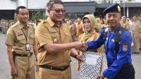 Penyerahan SK Pensiun Oleh Wakil Bupati Malang