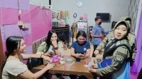 Sambil Senyum Senyum, Penjaga Warung Sekitaran Kebomas Pasrah Ditertibkan Tim Operasi Gabungan Pol PP dan BNNK Gresik