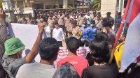 Gedung DPRD LAMONGAN Didemo Oleh sejumlah Aktivis