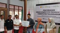 Pj Bupati Tulungagung Serahkan Bantuan Dana Hibah Untuk Petani Milenial Melalui Program YESS