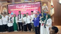 Ribuan Emak – Emak Mengantar Pasangan Deny Widyanarko dan Mudawamah Daftar ke KPU Kabupaten Kediri