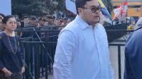 Ribuan Masyarakat Kawal Pasasangan Dhito – Dewi Daftar ke KPU