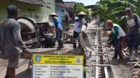 Alokasikan Dana Desa Tahun 2024 Pemdes Balonggemek Kerjakan Pembangunan SPAL Dan Pavingisasi Jalan