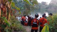 Polisi Bersama Tim SAR, Temukan Korban Bunuh diri Menceburkan ke Sungai Brantas