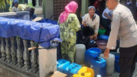 Polisi di Lamongan mendistribusikan air bersih ke Dusun Jogo dan Dusun Karangaji wilayah Kecamatan Sarirejo