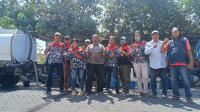 DPD GMAS GRESIK SALURKAN BANTUAN AIR BERSIH KEPADA WARGA TERDAMPAK KEKERINGAN