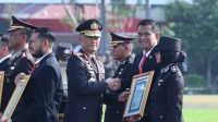 Upacara Hari Kesaktian Pancasila, Kapolda Jatim Beri Penghargaan Anggota Polri dan PNPP Berprestasi