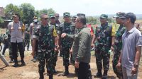 Dansatgas Sambut Kedatangan Aster Kasad Mayjen TNI Joko Hadi Susilo, S.I.P di Titik Sasaran TMMD 122 Kodim 0809/Kediri