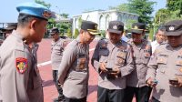 Pastikan Tidak Ada Aplikasi Judi Online, Wakapolres Gresik Cek HP Anggotanya Setelah Apel