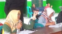 Pemerintah Desa Bandung Diwek Bagikan Beras Bantuan Pangan Nasional di Pendopo Balai Desa