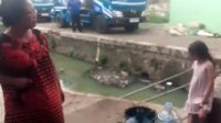 Warga Warakas Mengantri Air Bersih