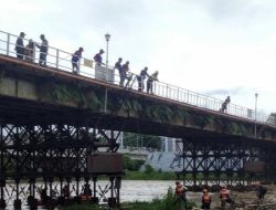BPBD Kota Kediri Bersih – Bersih Sampah yang Tersangkut di Pilar Jembatan Lama